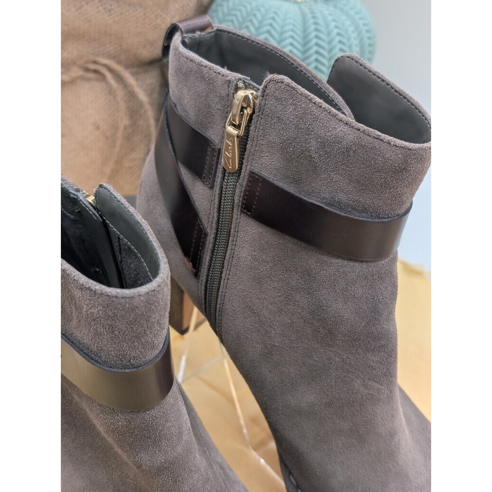 Clarks Spiced River Grey Suede Ankle Booties Block Heel Buckle Women's Size 8.5 - Picture 5 of 12